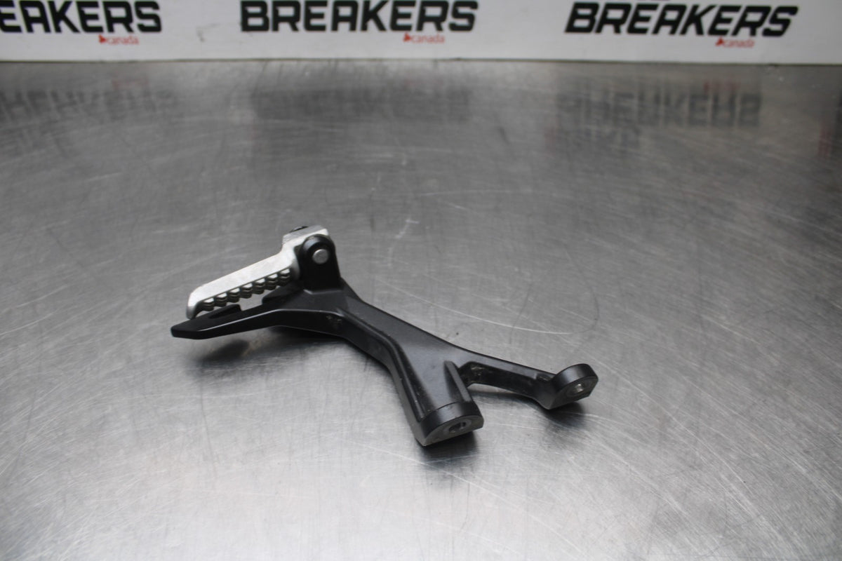 18-26 KAWASAKI Z400 LEFT RIGHT REAR PILLION PEG BRACKETS MOUNTS BB852