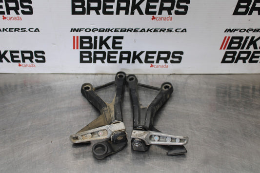 23-26 KAWASAKI NINJA ZX4RR REAR BACK PASSENGER PEG SET PAIR BB872
