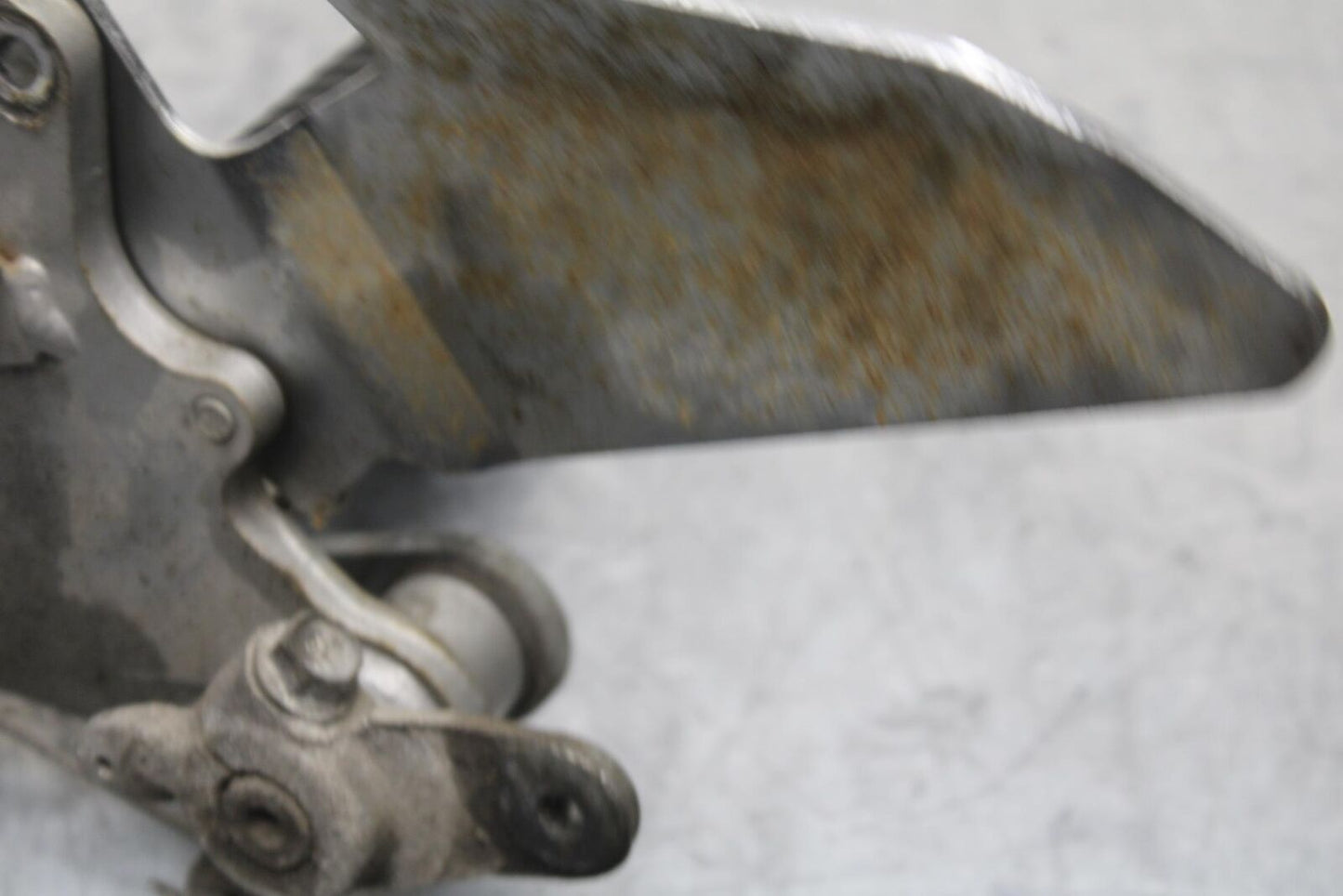 04-09 SUZUKI GS 500 FH GS500F RIGHT REARSET REAR SET DRIVER FOOT PEG REST  BB97