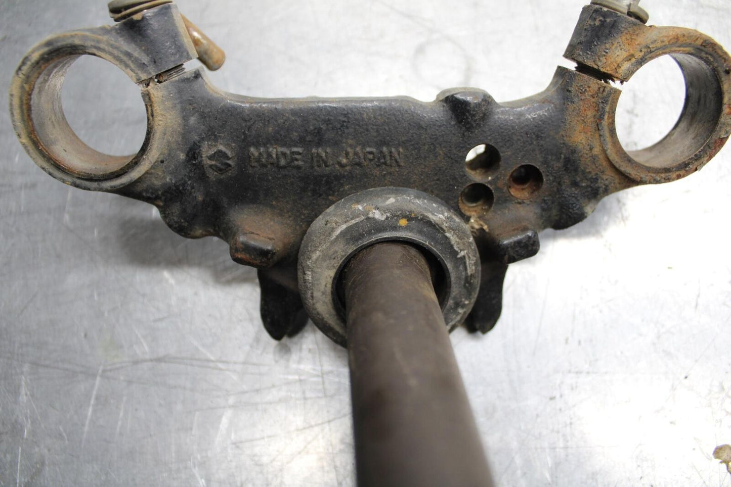 75 SUZUKI GT 550 FRONT FORKS CLAMP LOWER TRIPLE TREE STEM BB72