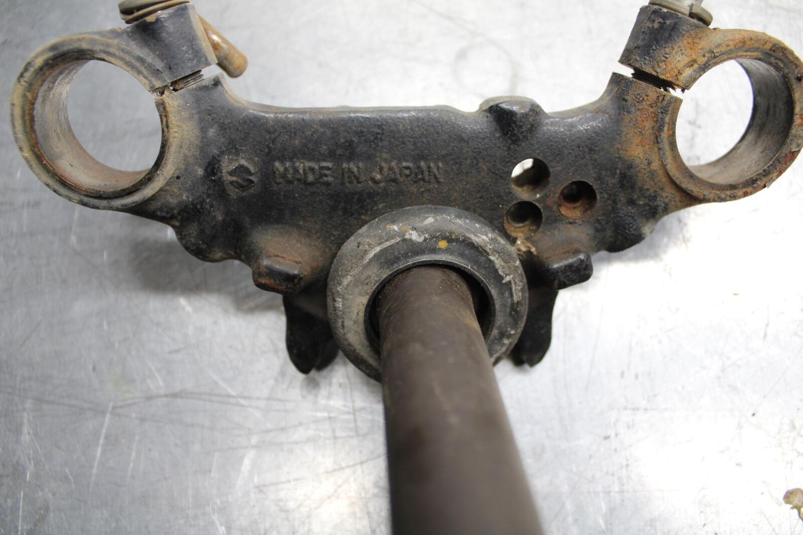 75 SUZUKI GT 550 FRONT FORKS CLAMP LOWER TRIPLE TREE STEM BB72