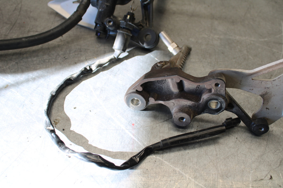 19-22 KAWASAKI Z400 RIGHT LEFT REARSETS REAR SET DRIVER FOOT PEGS  BB708