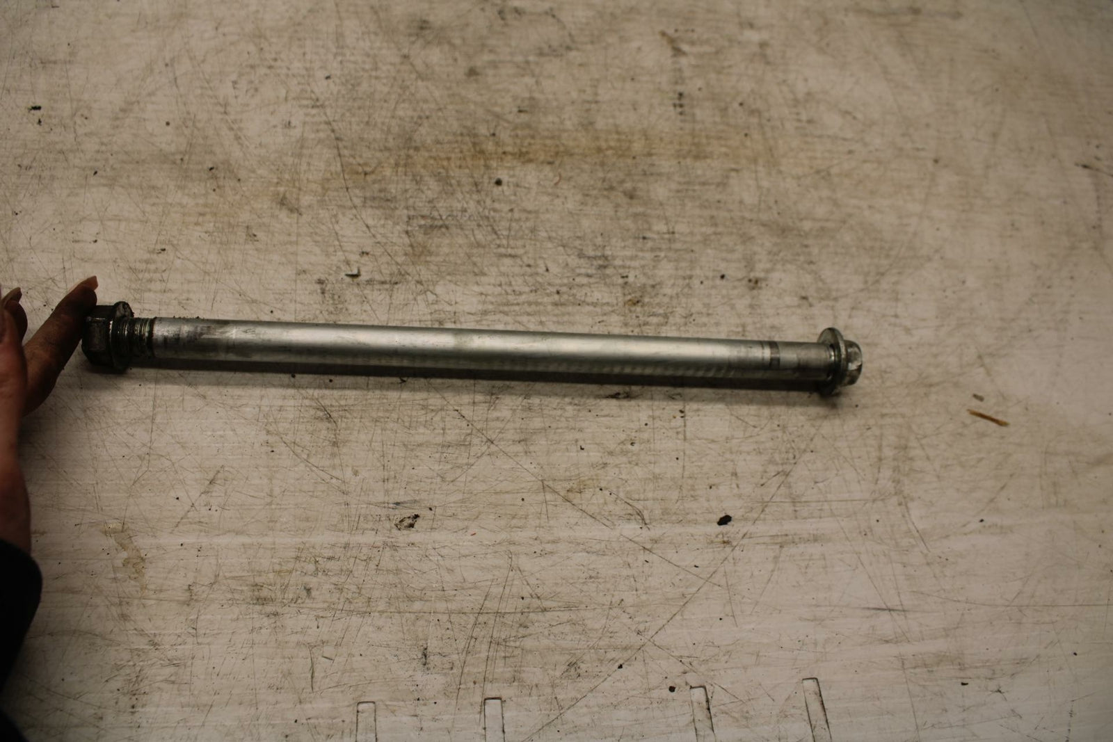 06-21 KAWASAKI VULCAN 900 REAR BACK SWINGARM BOLT SUSPENSION PIVOT AXLE BB363