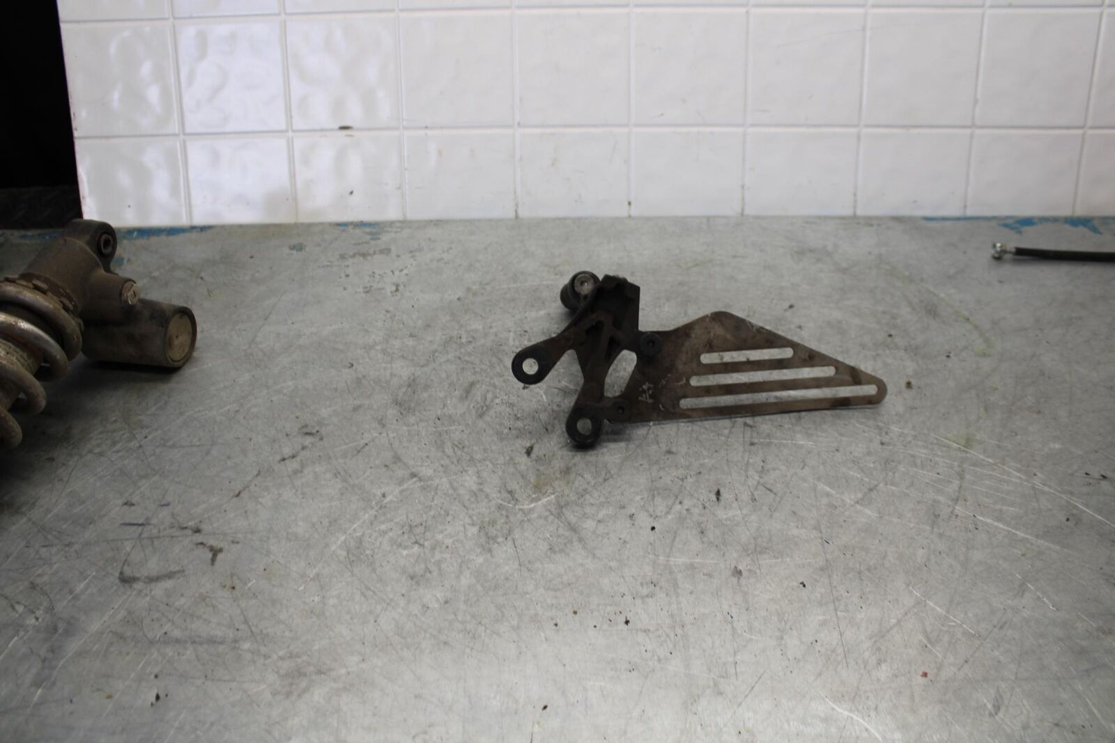 06-07 KAWASAKI NINJA ZX14R LEFT REARSET DRIVER FOOT PEG BRACKET MOUNT  bb433