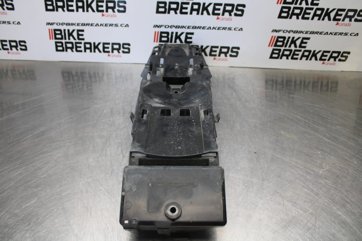 06-07 SUZUKI GSXR 600 REAR BACK TAIL UNDERTAIL BATTERY TRAY PLASTIC BB170