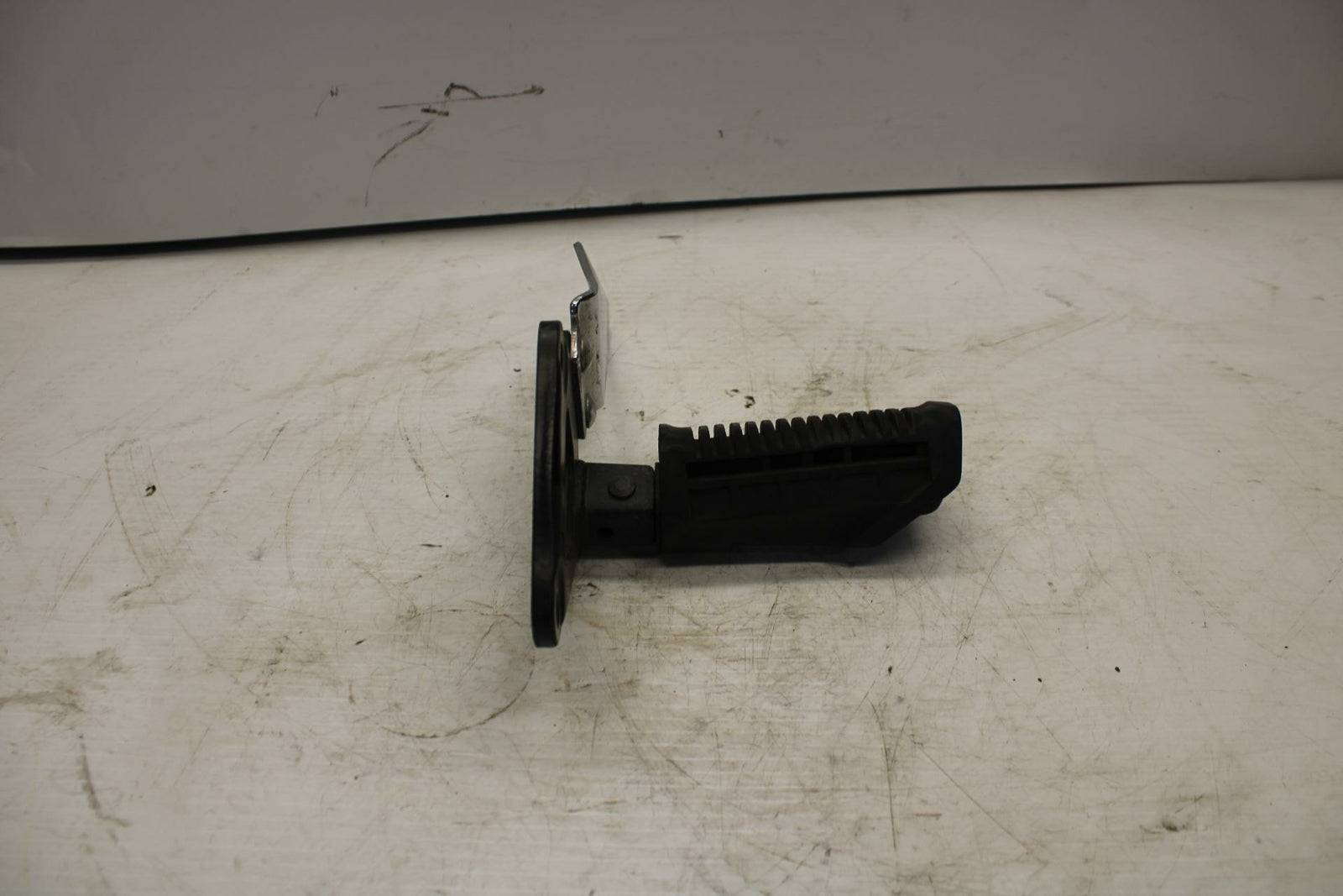 04-09 SUZUKI GS500F LEFT REARSET REAR SET DRIVER FOOT PEG BRACKET MOUNT BB261