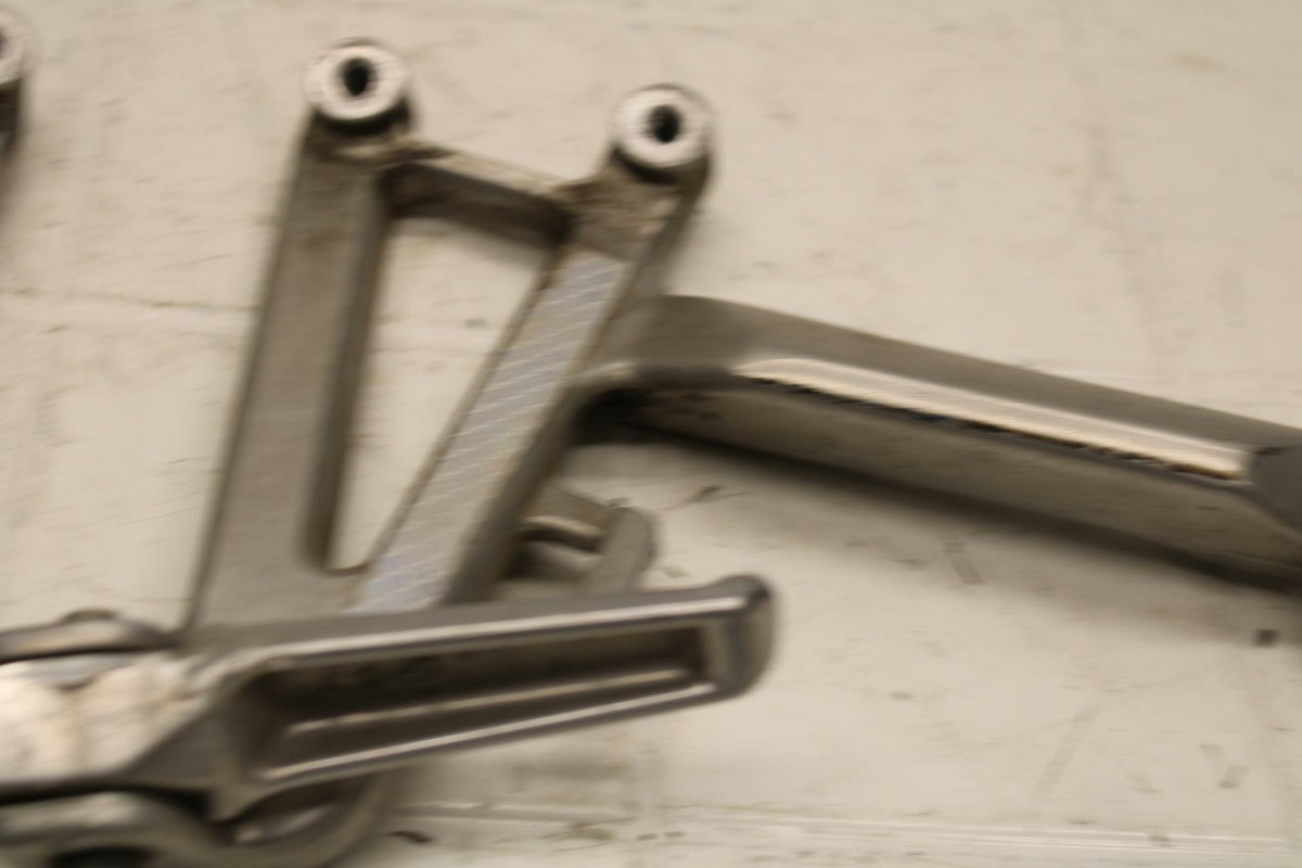 95-98 HONDA CBR600F3 REAR BACK PASSENGER PEG SET PAIR BB18