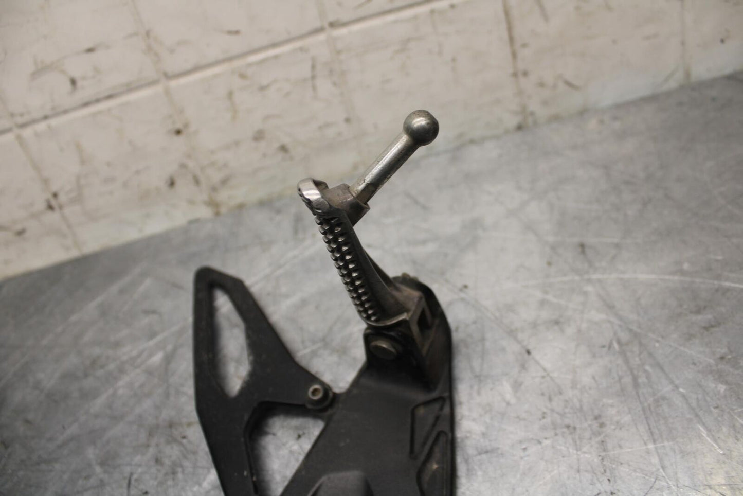 18 YAMAHA YZF R1  LEFT REARSET REAR SET DRIVER FOOT PEG REST STOP BB473