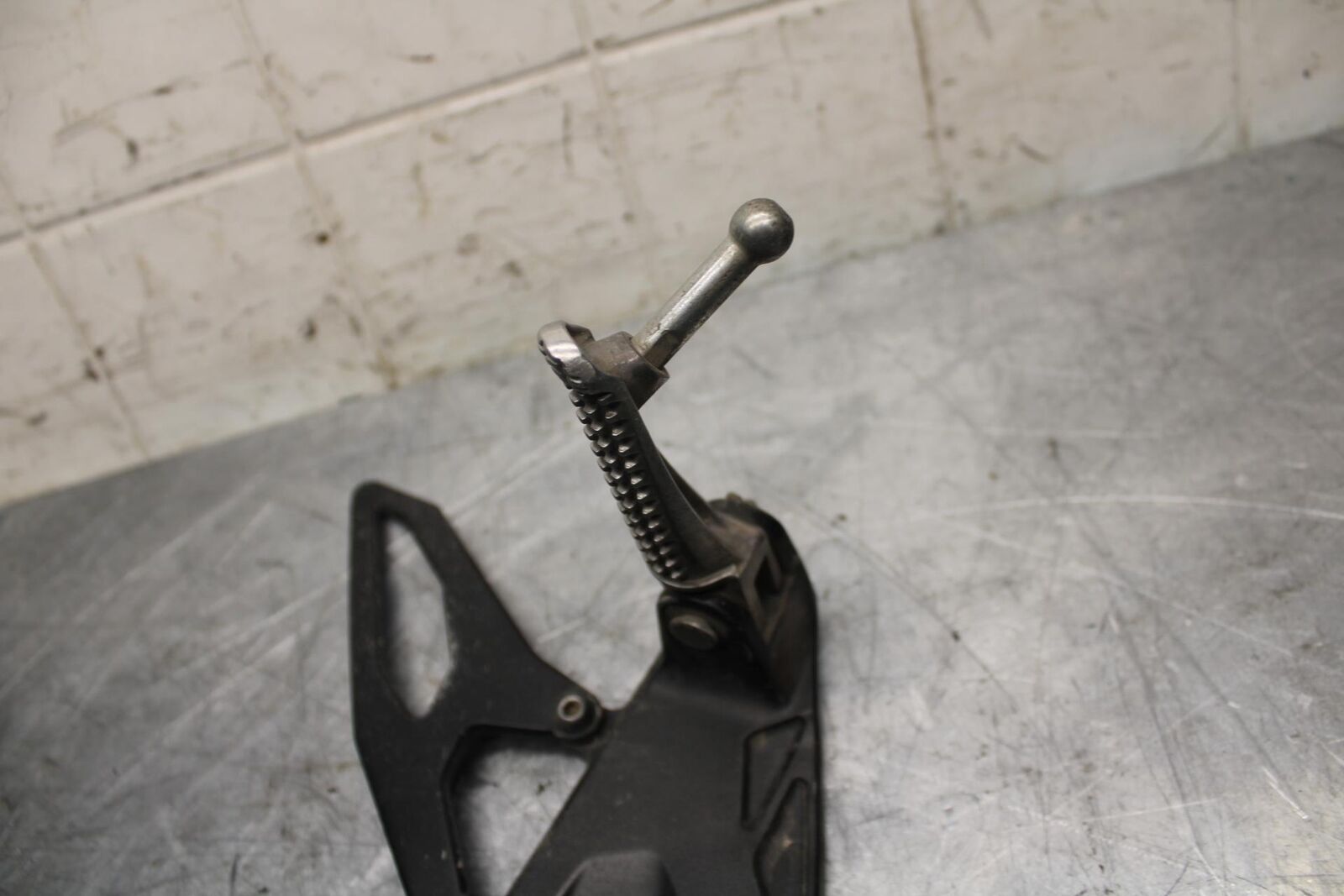 18 YAMAHA YZF R1  LEFT REARSET REAR SET DRIVER FOOT PEG REST STOP BB473