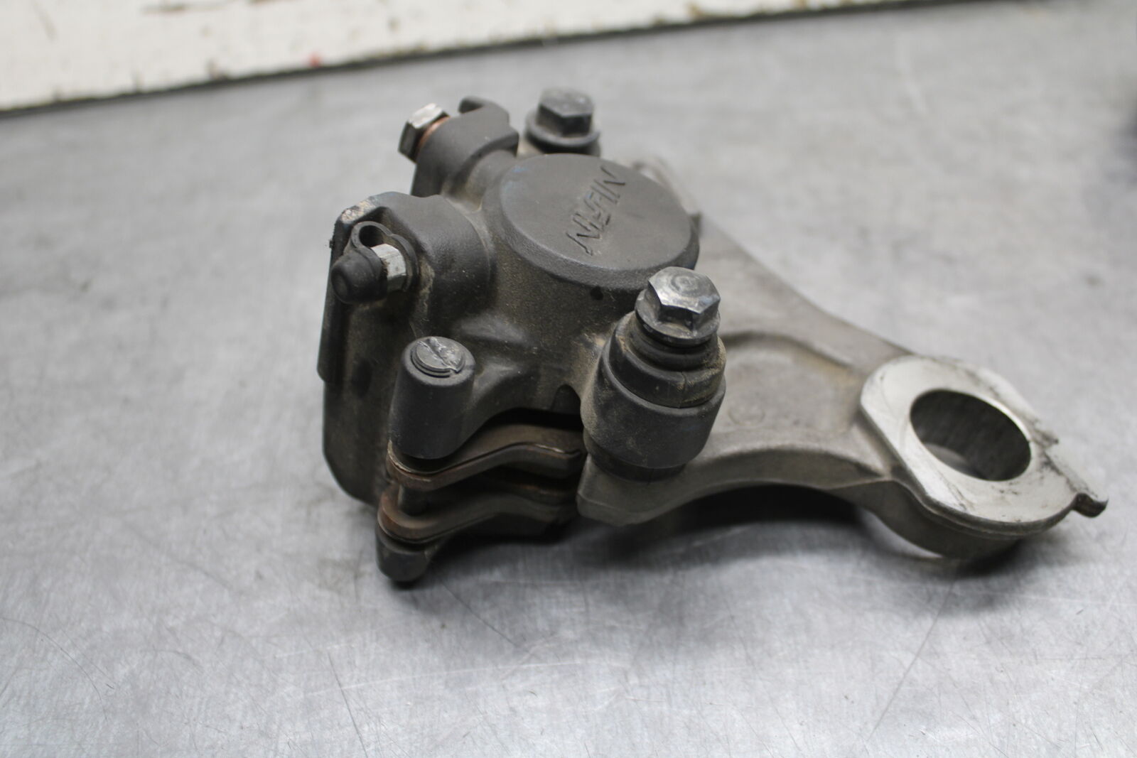07-08 YAMAHA YZF R1 REAR BACK BRAKE CALIPER W MOUNT BRACKET BB724