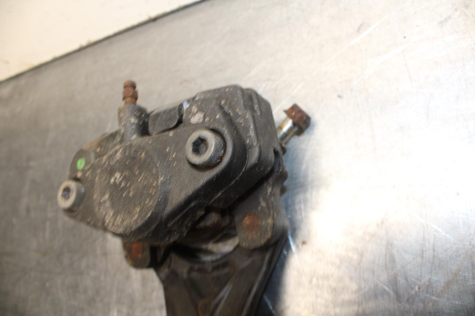80-81 SUZUKI GS1000G REAR BACK BRAKE CALIPER W MOUNT BRACKET BB91
