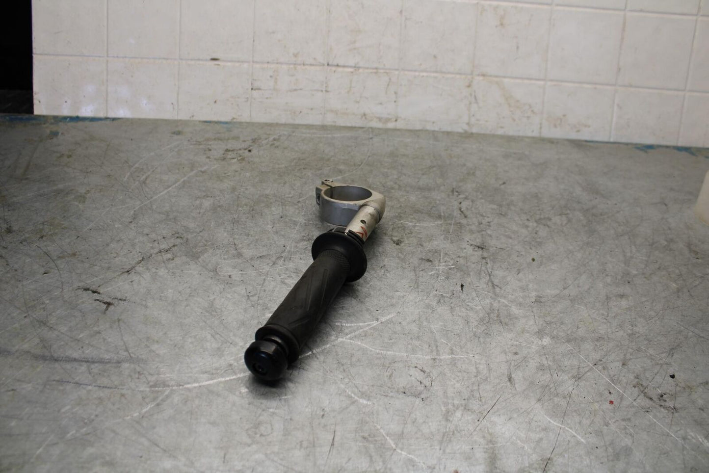 04-06 YAMAHA YZF R1 RIGHT CLIP ON HANDLEBAR BB432