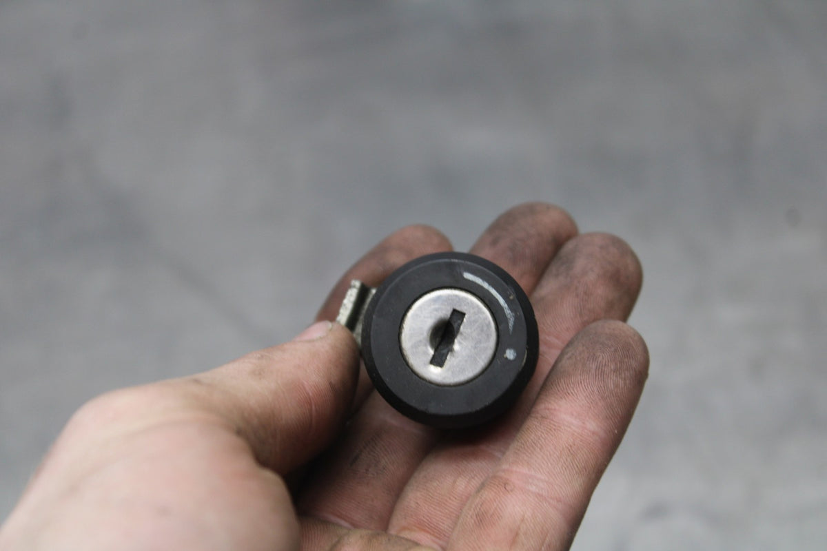 02 KAWASAKI VULCAN 800 VN800B CLASSIC IGNITION GAS CAP SIDE LOCK NO KEY BB862