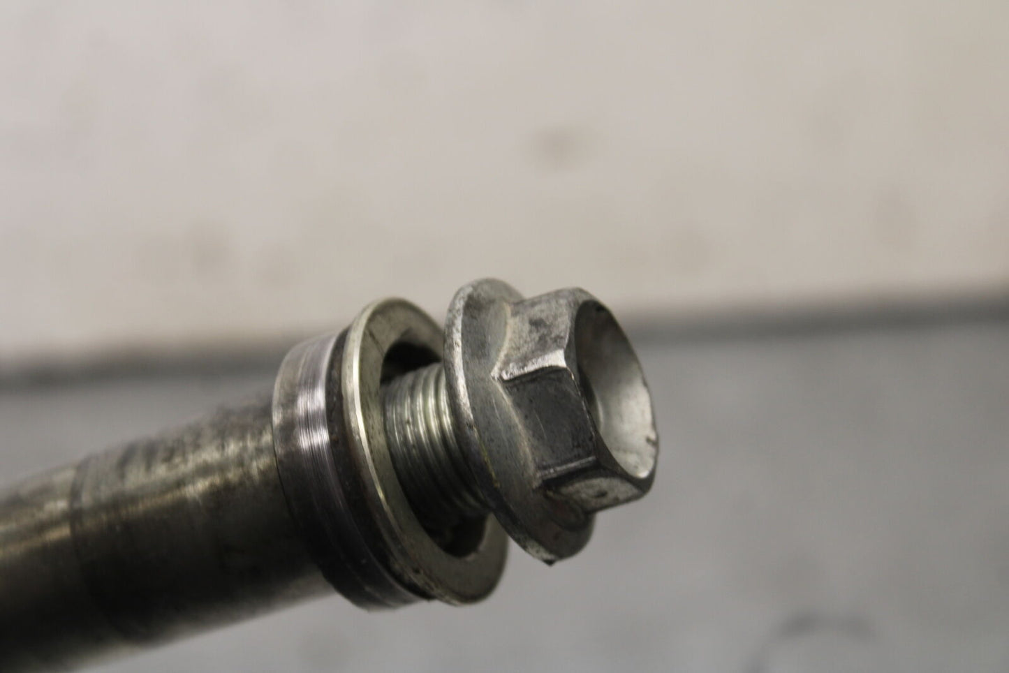 05-06 SUZUKI GSXR1000 FRONT WHEEL RIM AXLE PIVOT BOLT 54711-41G00 BB663