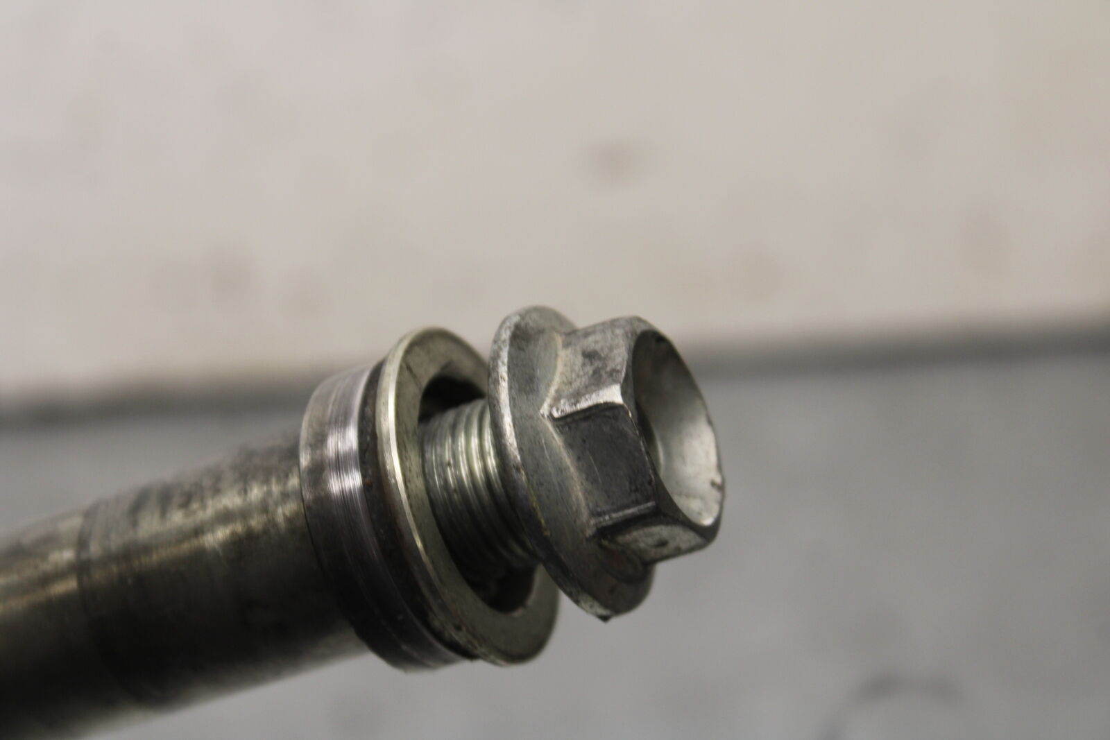 05-06 SUZUKI GSXR1000 FRONT WHEEL RIM AXLE PIVOT BOLT 54711-41G00 BB663