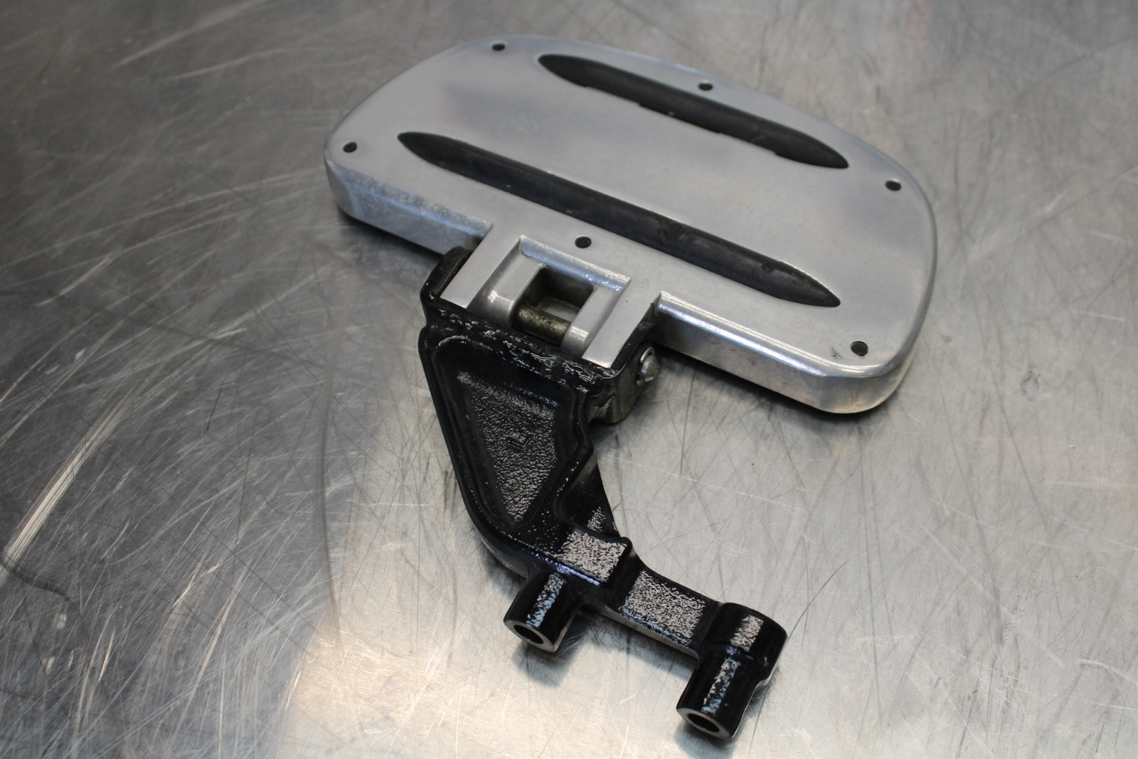 09 YAMAHA ROYAL STAR XVZ1300TF VENTURE REAR PASSENGER FOOT STEP PEG SET BB151