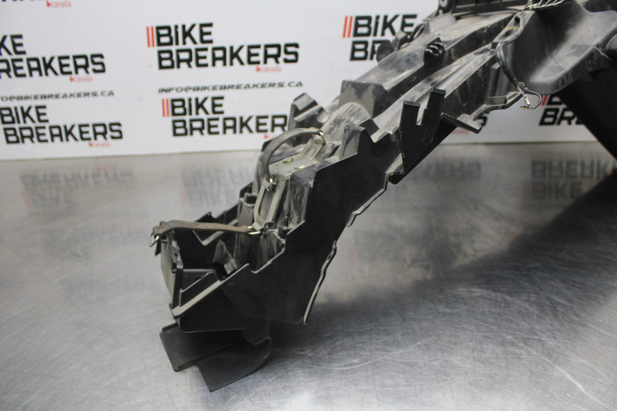 15 SUZUKI GW250F REAR BACK FENDER MUD GUARD & LIGHTS BB789
