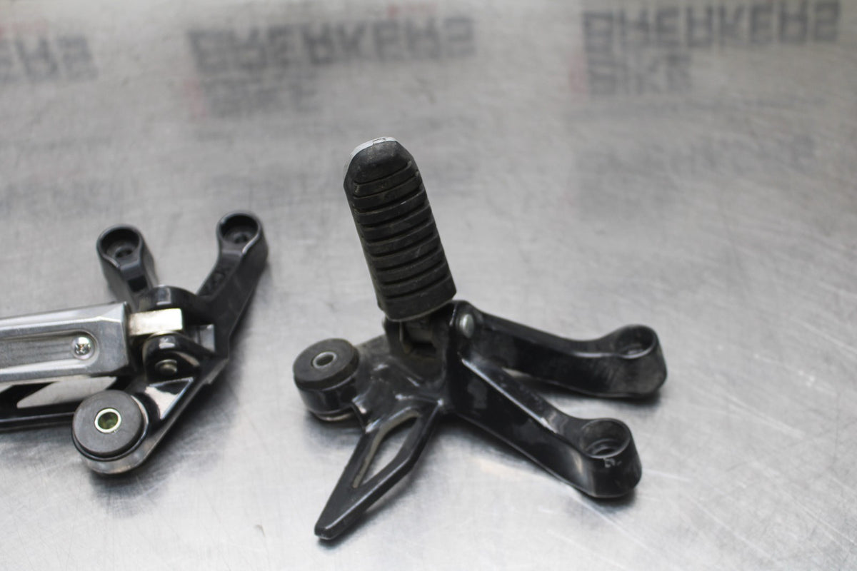 15 SUZUKI GW250F REAR BACK PASSENGER PEG SET PAIR BB789