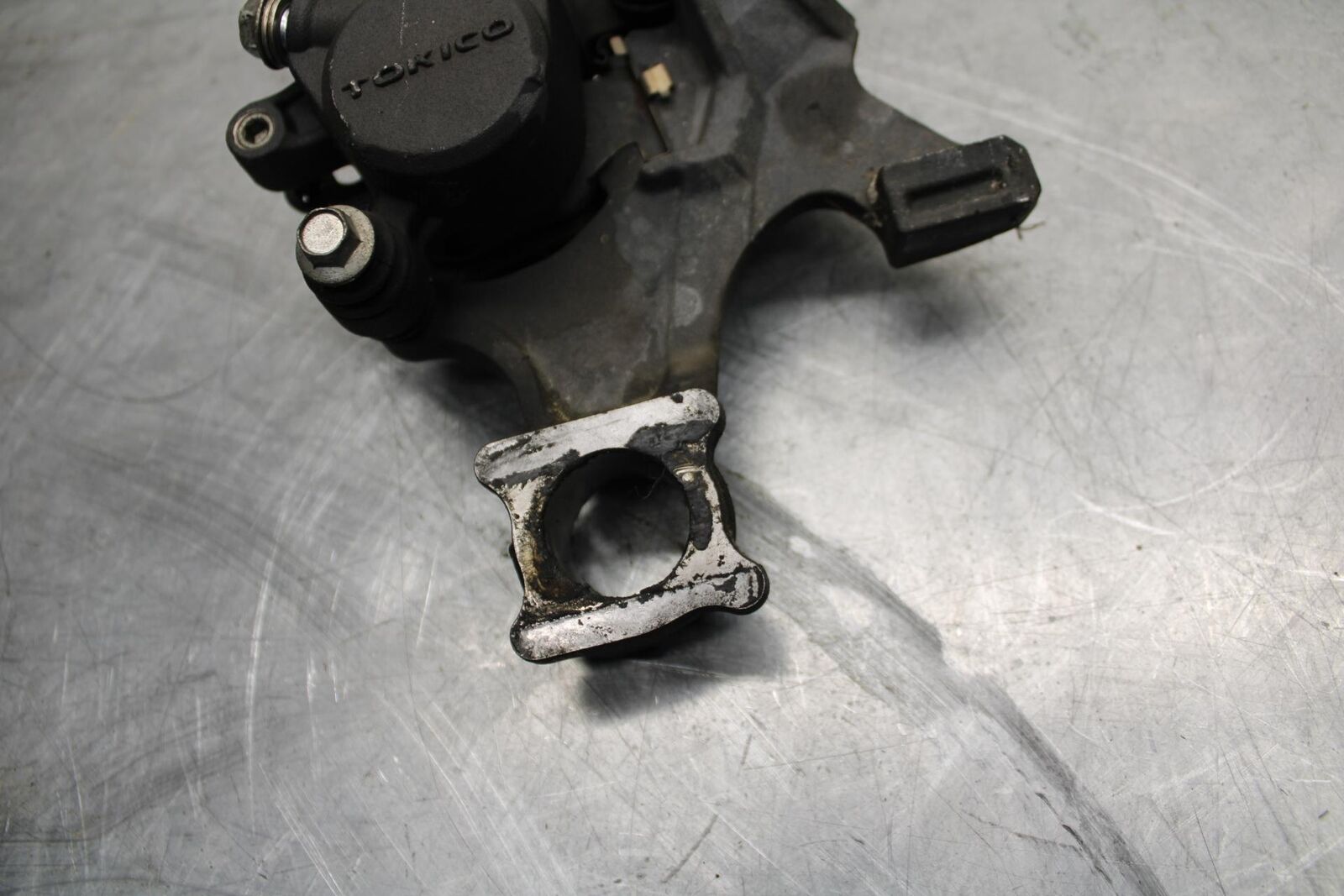 2008 Suzuki GSXR1000 REAR BACK BRAKE CALIPER W MOUNT BRACKET 69150-21H00 BB519