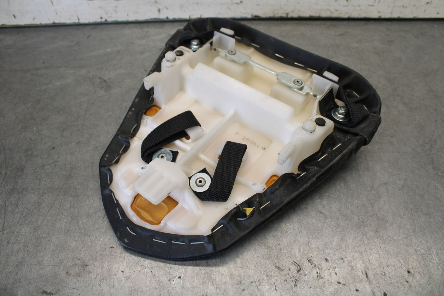 08-16 YAMAHA YZF R6 REAR BACK PASSENGER TANDEM SEAT PAD SADDLE PILLION BB665