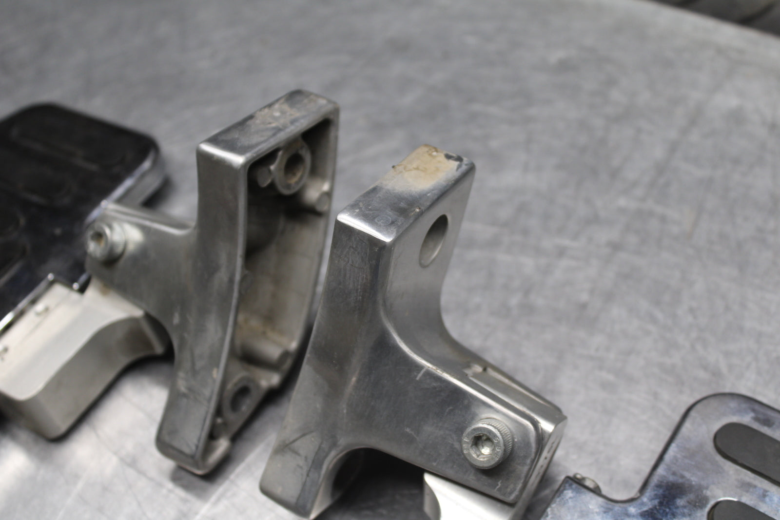 00 SUZUKI INTRUDER 1500 VL1500 REAR PASSENGER FOOT STEP PEG BB761