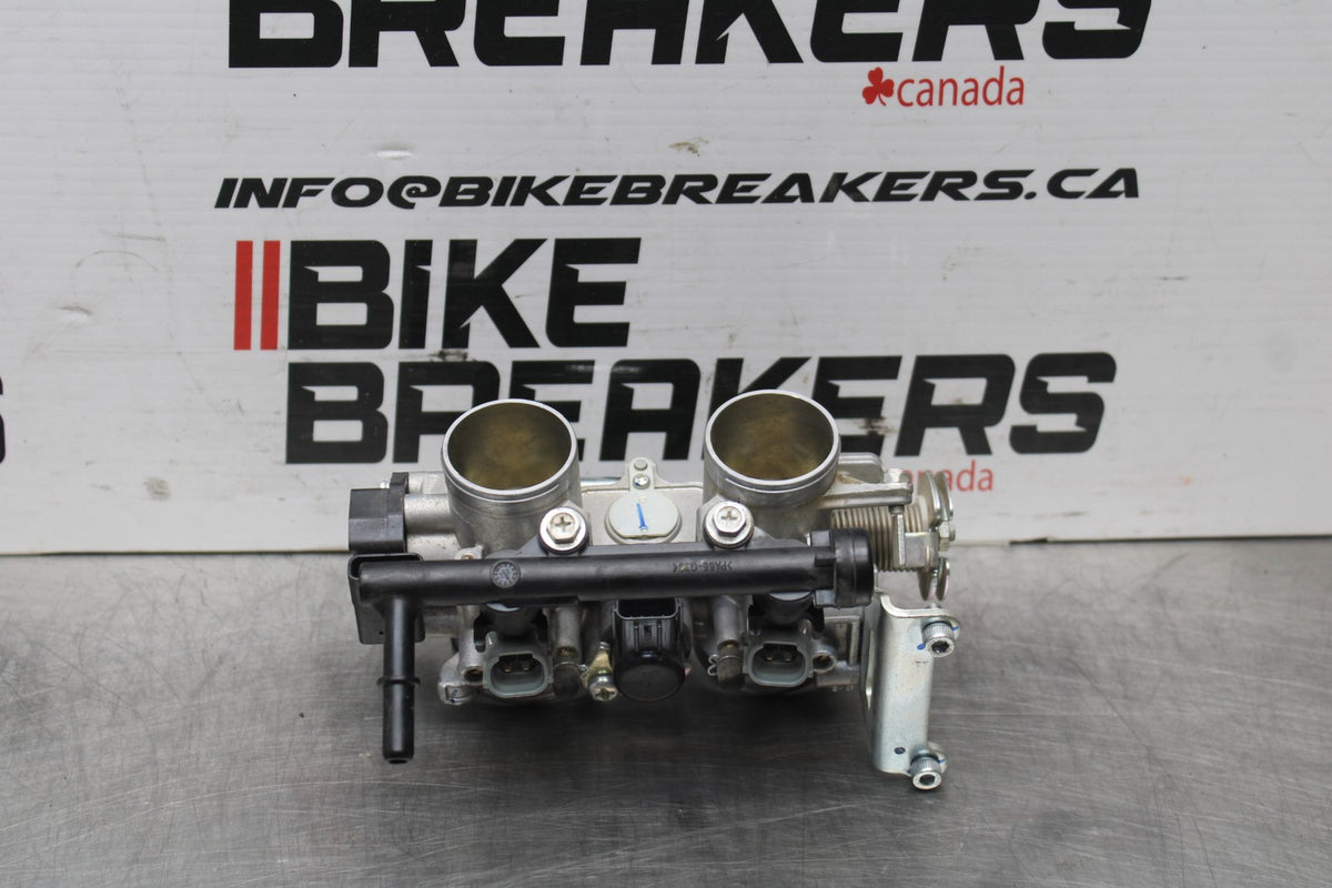 23 YAMAHA YZF R3 MAIN FUEL INJECTORS / THROTTLE BODIES BB806