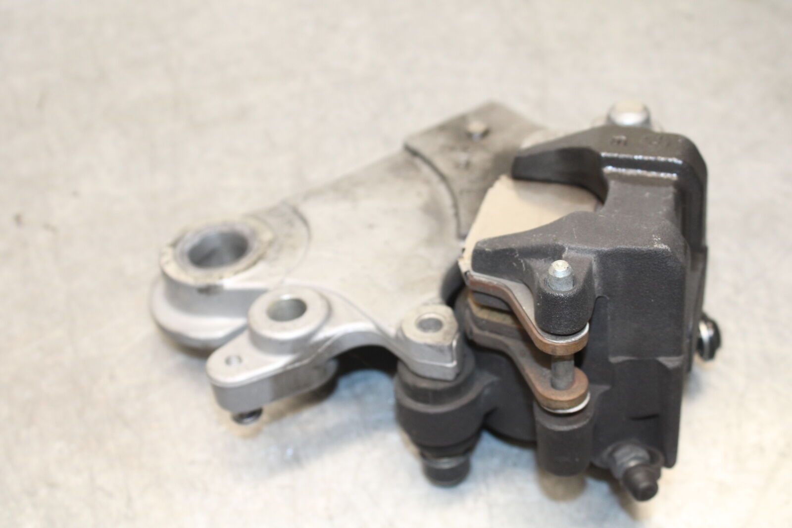 16-21 YAMAHA XSR900 REAR BACK BRAKE CALIPER W MOUNT BRACKET BB664