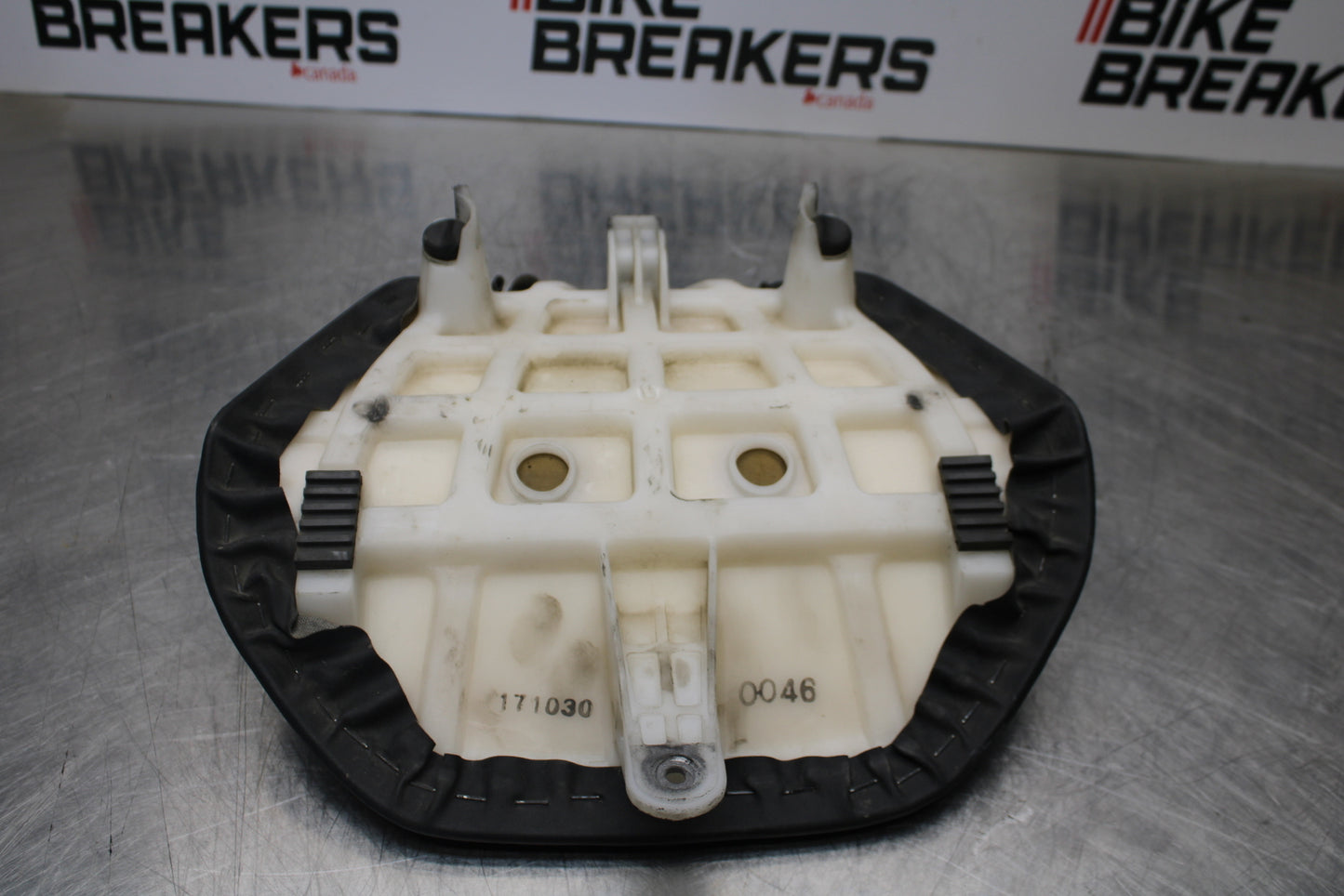 04-05 KAWASAKI NINJA ZX10R FRONT DRIVERS SEAT PAD SADDLE PILLION BB163