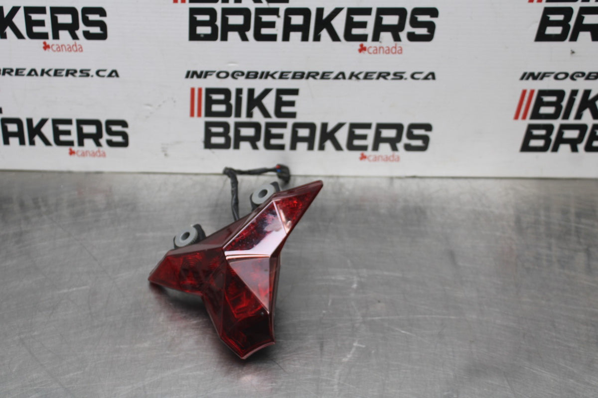 18-26 KAWASAKI Z400 REAR TAIL TAILLIGHT BACK BRAKE LIGHT BB852