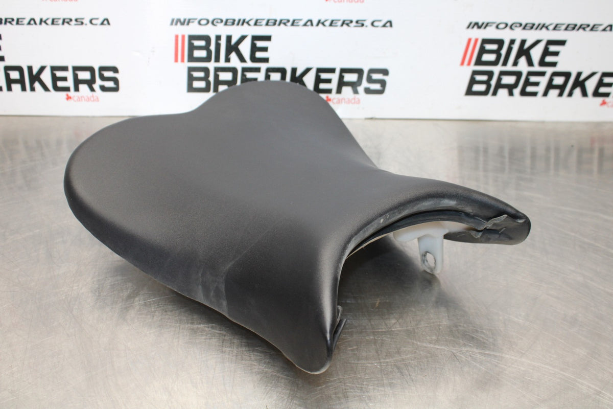 06-07 SUZUKI GSXR 600 FRONT DRIVERS SEAT PAD SADDLE PILLION BB178