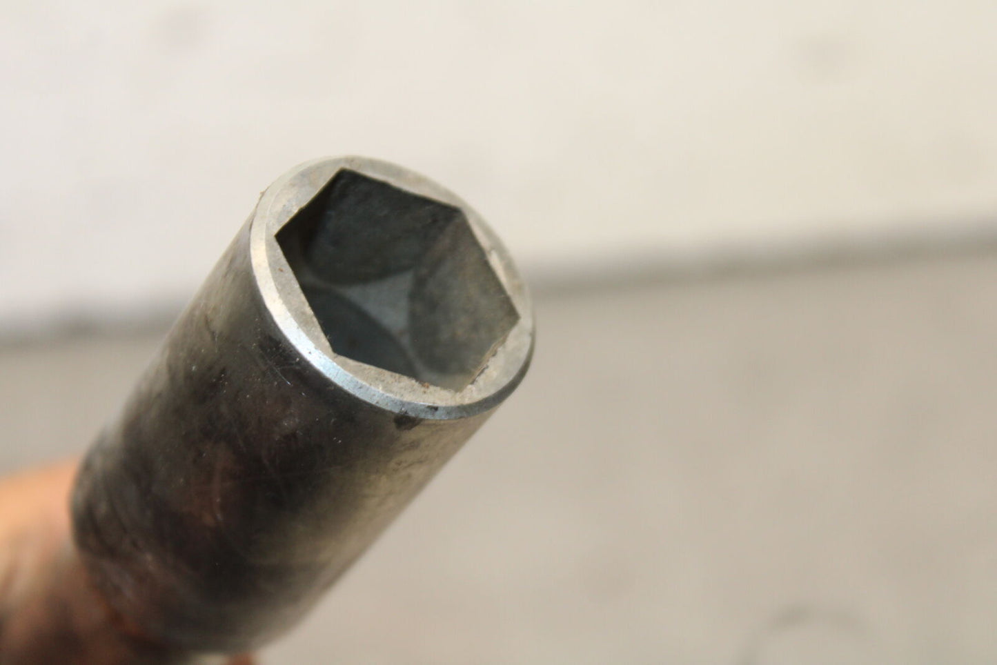 05-06 SUZUKI GSXR1000 FRONT WHEEL RIM AXLE PIVOT BOLT 54711-41G00 BB663