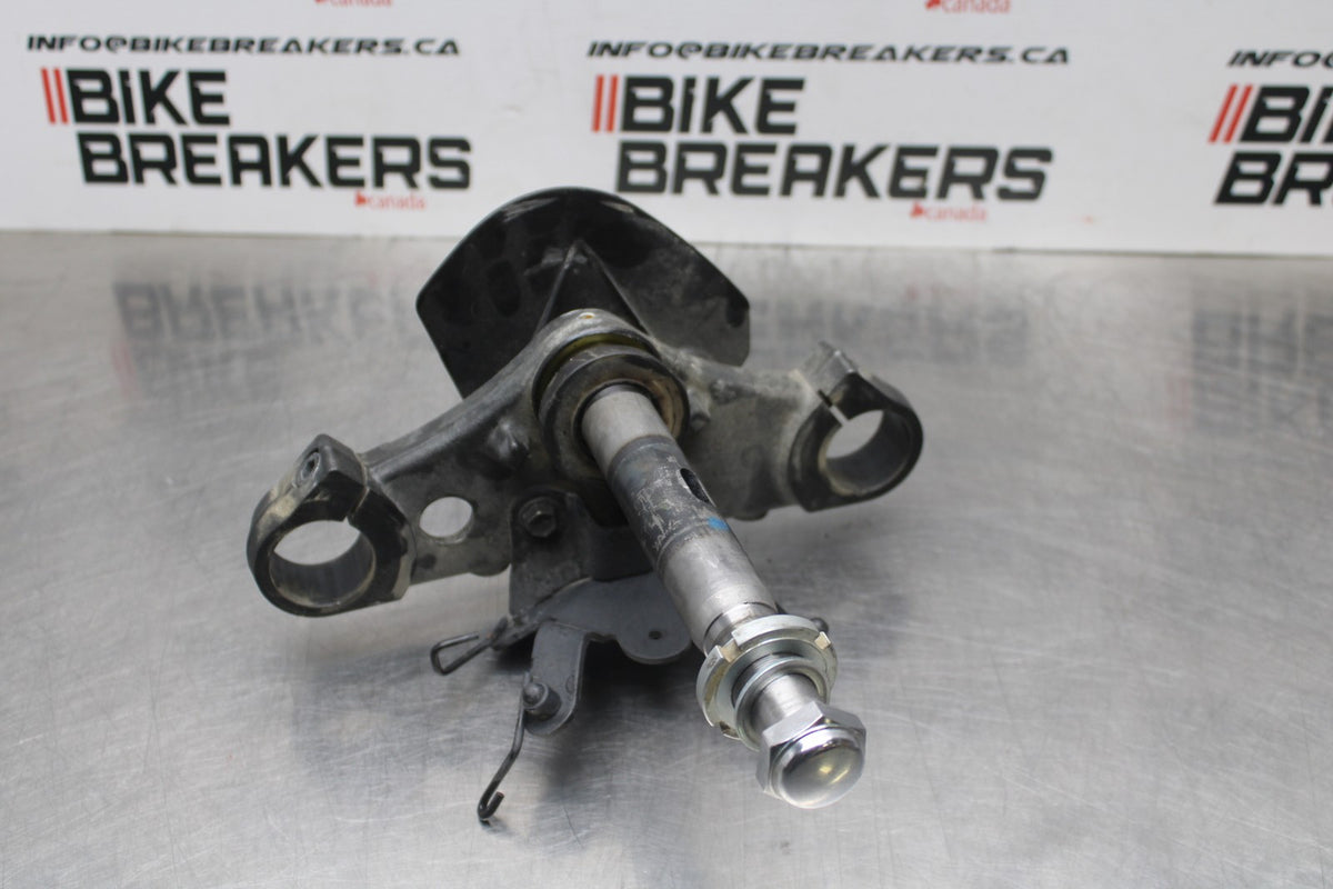 15 SUZUKI BOULEVARD C50 FRONT FORKS CLAMP LOWER TRIPLE TREE STEM BB775