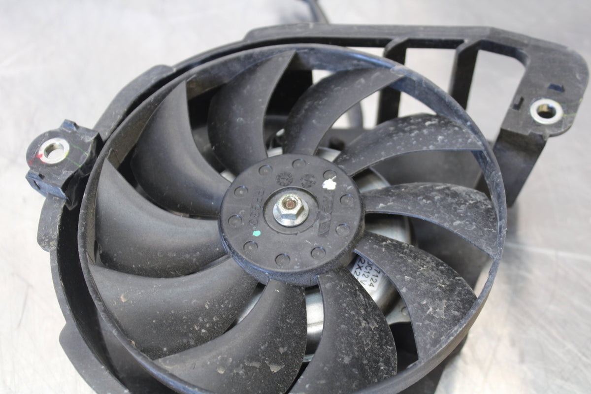 23 YAMAHA YZF R3 ENGINE RADIATOR COOLING FAN BB147