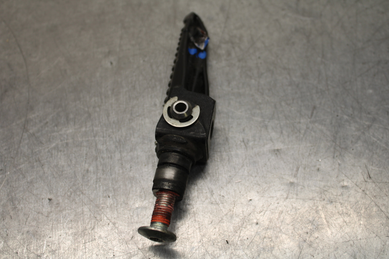 13-17 KAWASAKI NINJA ZX6R ZX636E RIGHT FRONT FOOT REST PEG STEP BB735