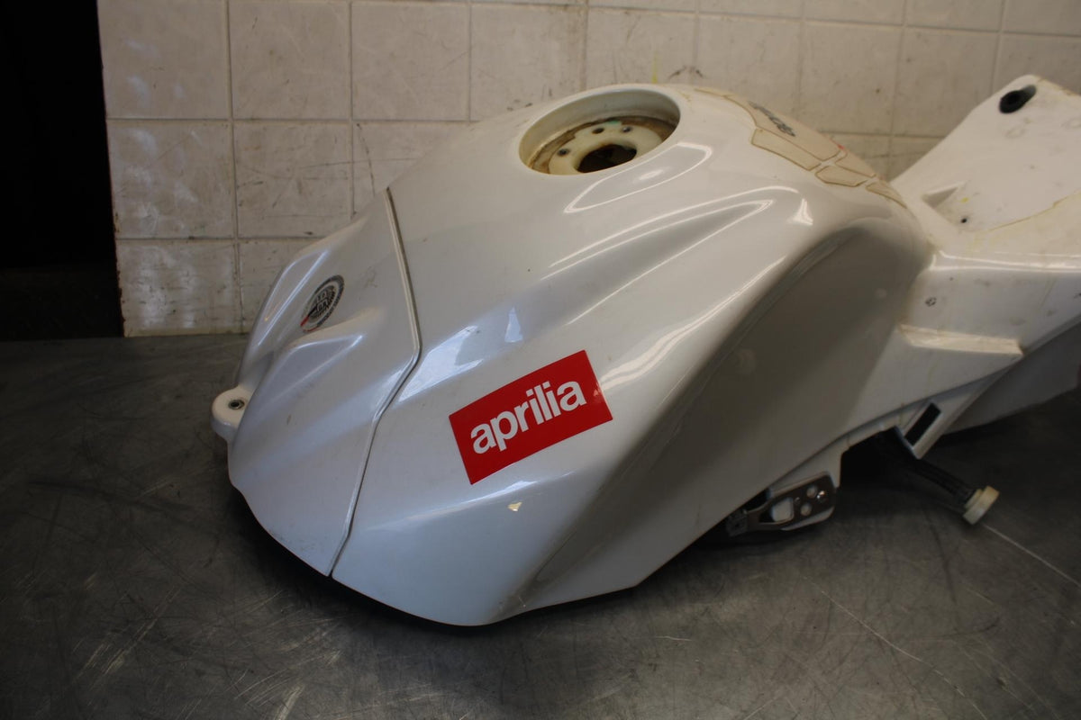 2010 Aprilia RSV1000R WHITE GAS TANK FUEL CELL PETROL RESERVOIR BB513