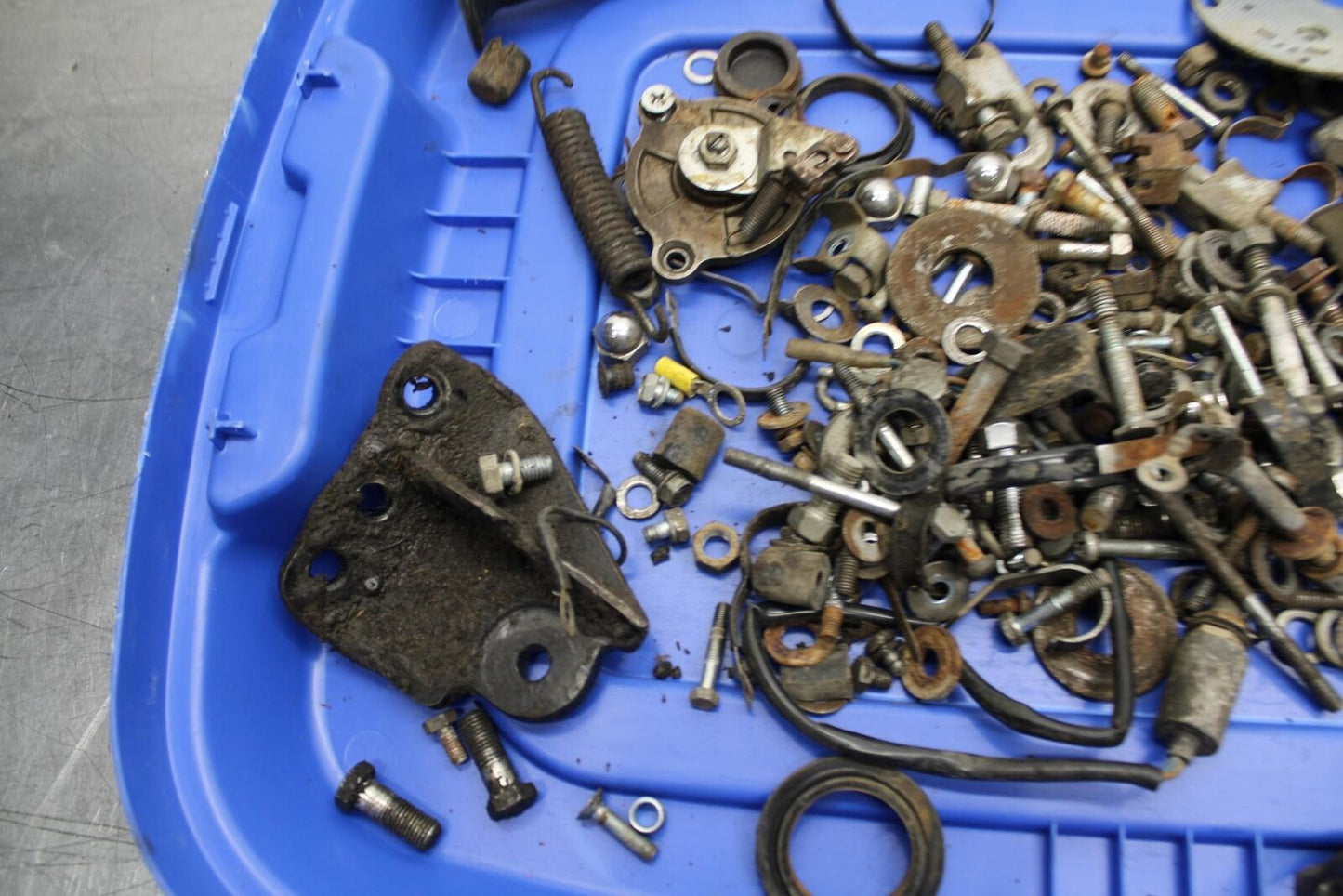 75 SUZUKI GT 550 LEFTOVER MOUNTING BOLTS HARDWARE MOTOR SCREWS BB72