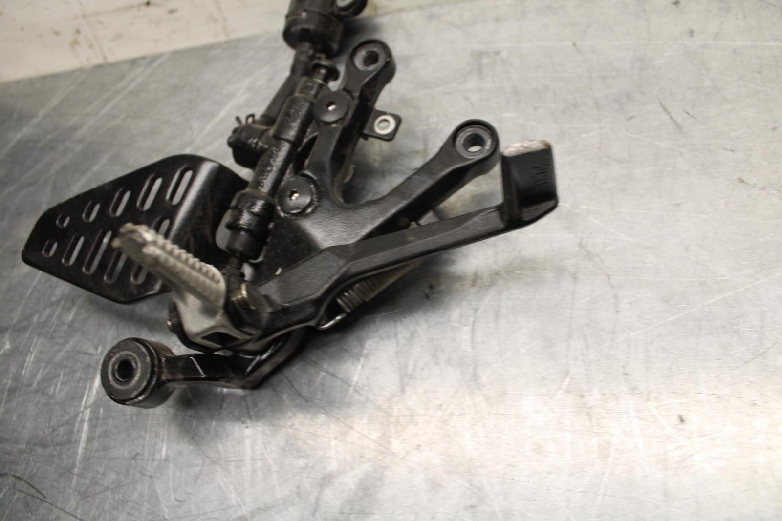 08-16 YAMAHA YZF R6 RIGHT REARSET REAR SET DRIVER FOOT PEG BRACKET MOUNT BB465