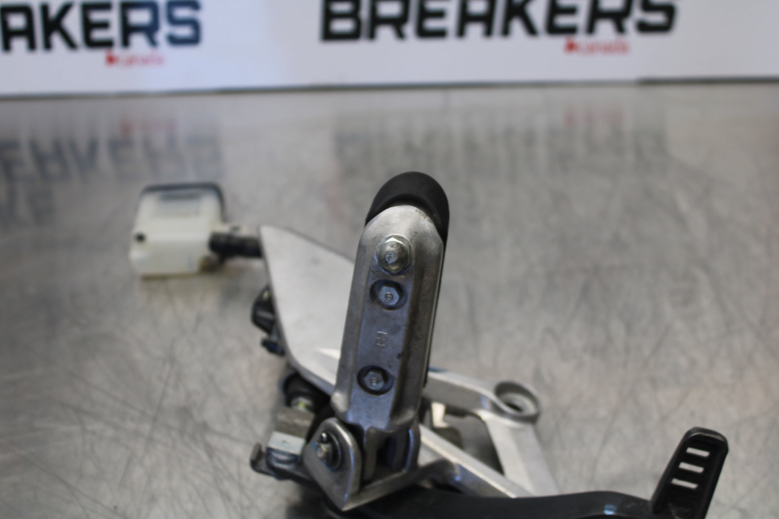15-16 HONDA CB300F RIGHT REARSET REAR SET DRIVER FOOT PEG REST STOP BB150