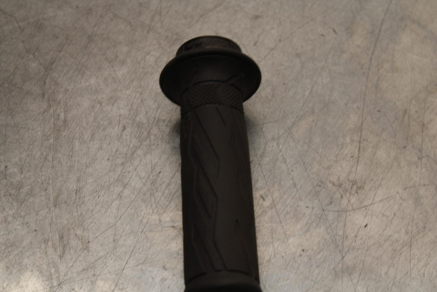 2017 Suzuki GSXR600 RIGHT THROTTLE GRIP 57110-21H02 BB598