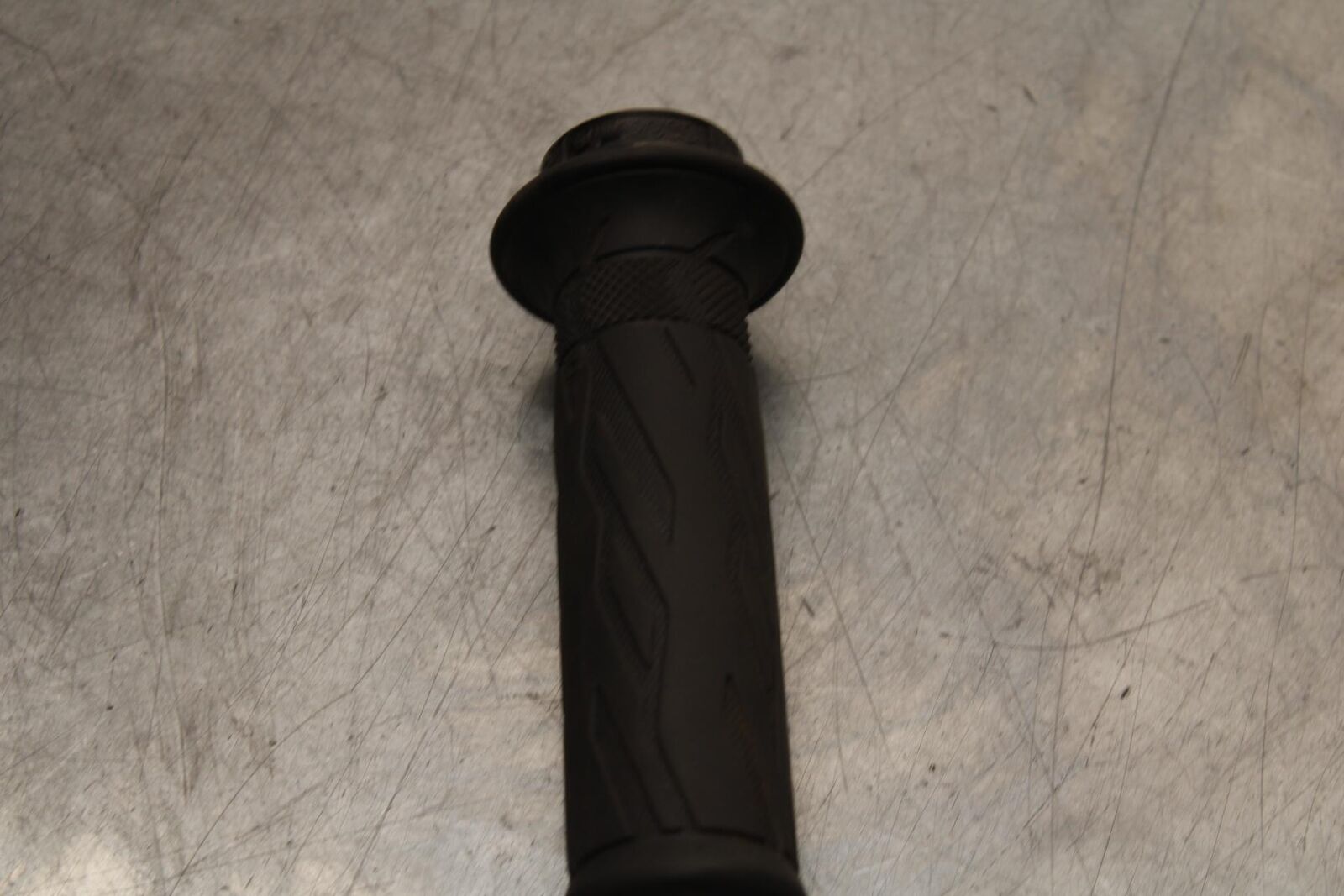 2017 Suzuki GSXR600 RIGHT THROTTLE GRIP 57110-21H02 BB598