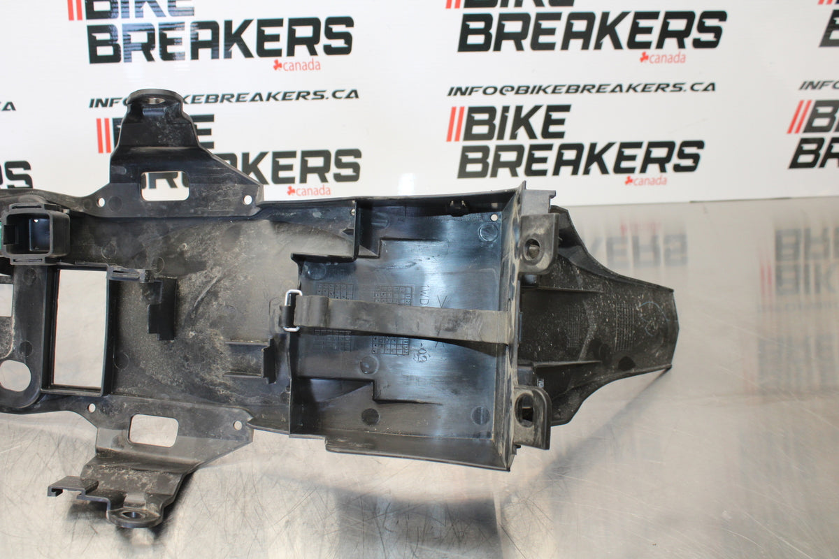 23 YAMAHA YZF R3 REAR BACK TAIL UNDERTAIL BATTERY TRAY PLASTIC BB147