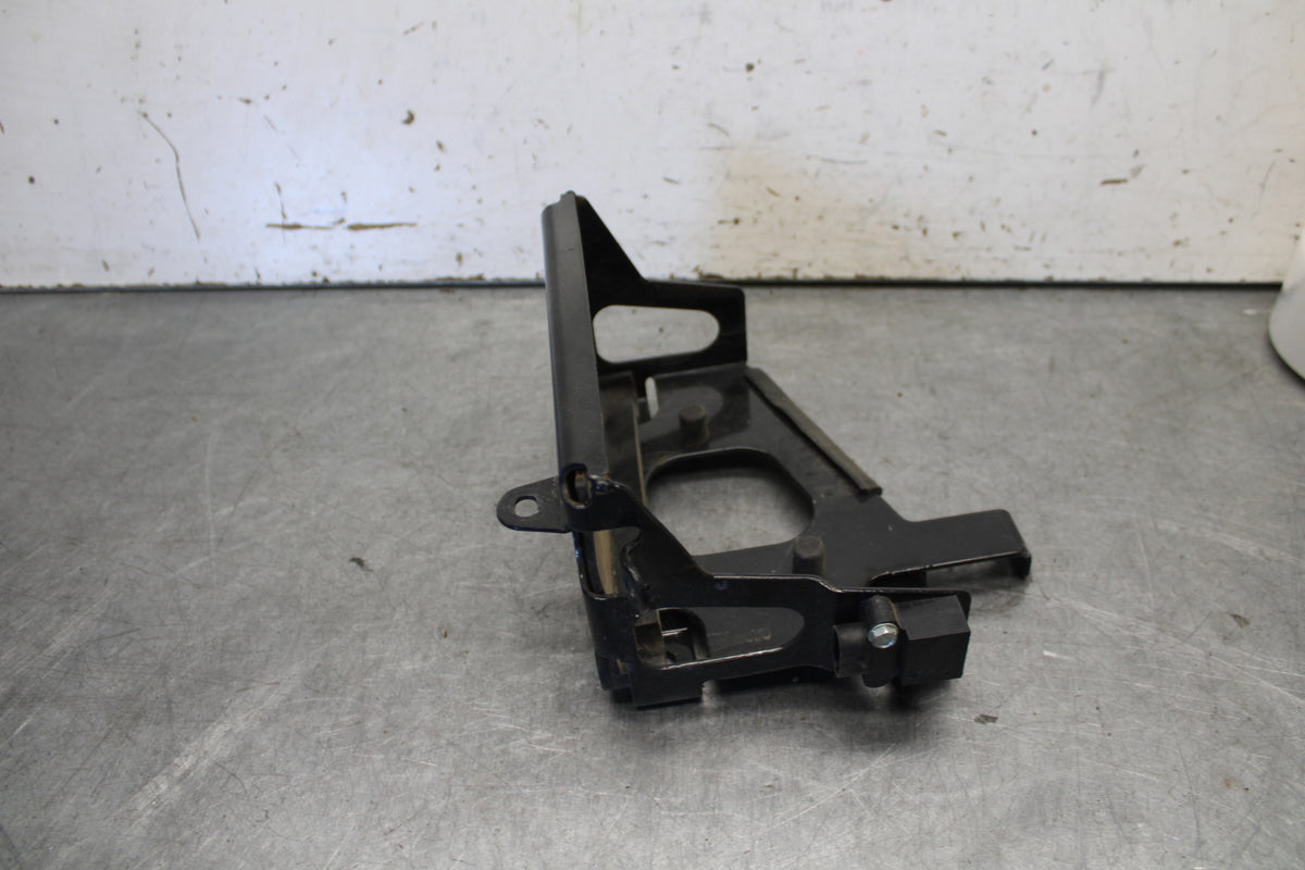 04-16 HARLEY-DAVIDSON SPORTSTER 883 BATTERY TRAY BOX HOLDER BB680 