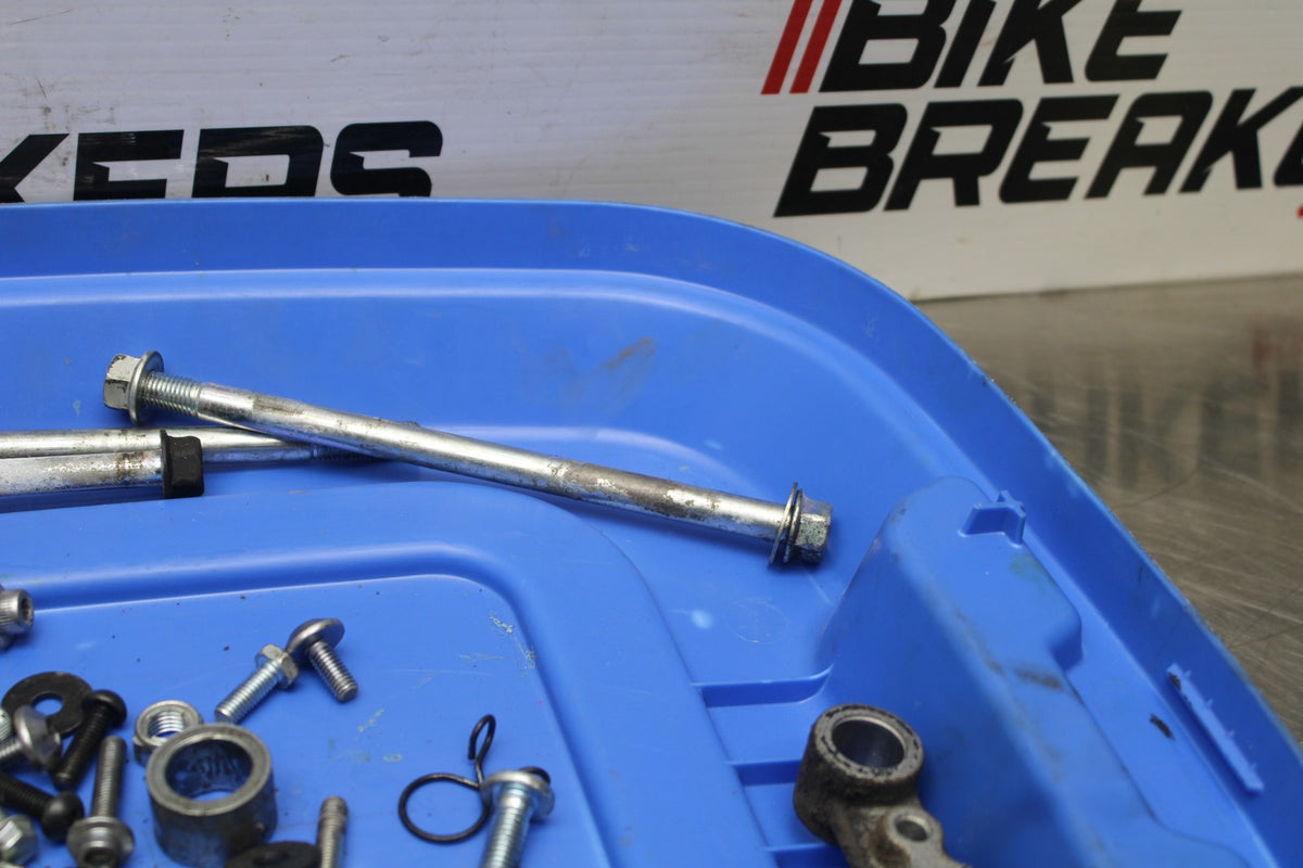 16 YAMAHA XSR900 ENGINE MOUNTING BOLTS HARDWARE MOTOR SCREWS BB786