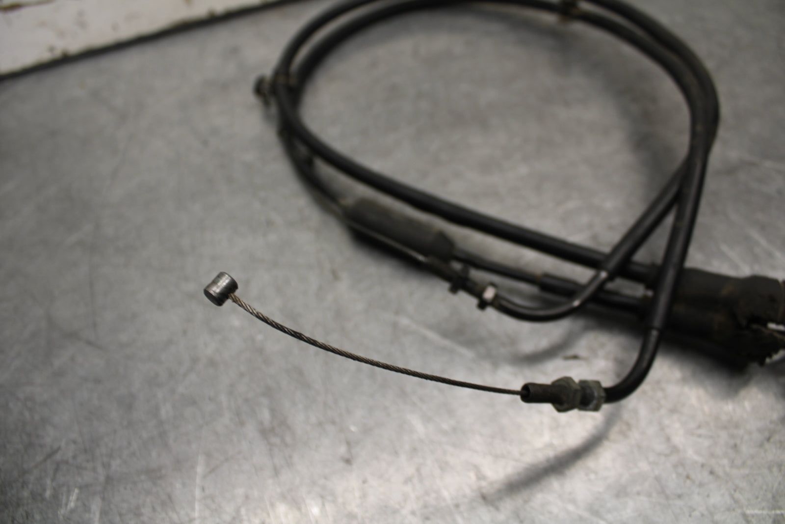 09-11 TRIUMPH DAYTONA 675 THROTTLE CABLES LINES BB652