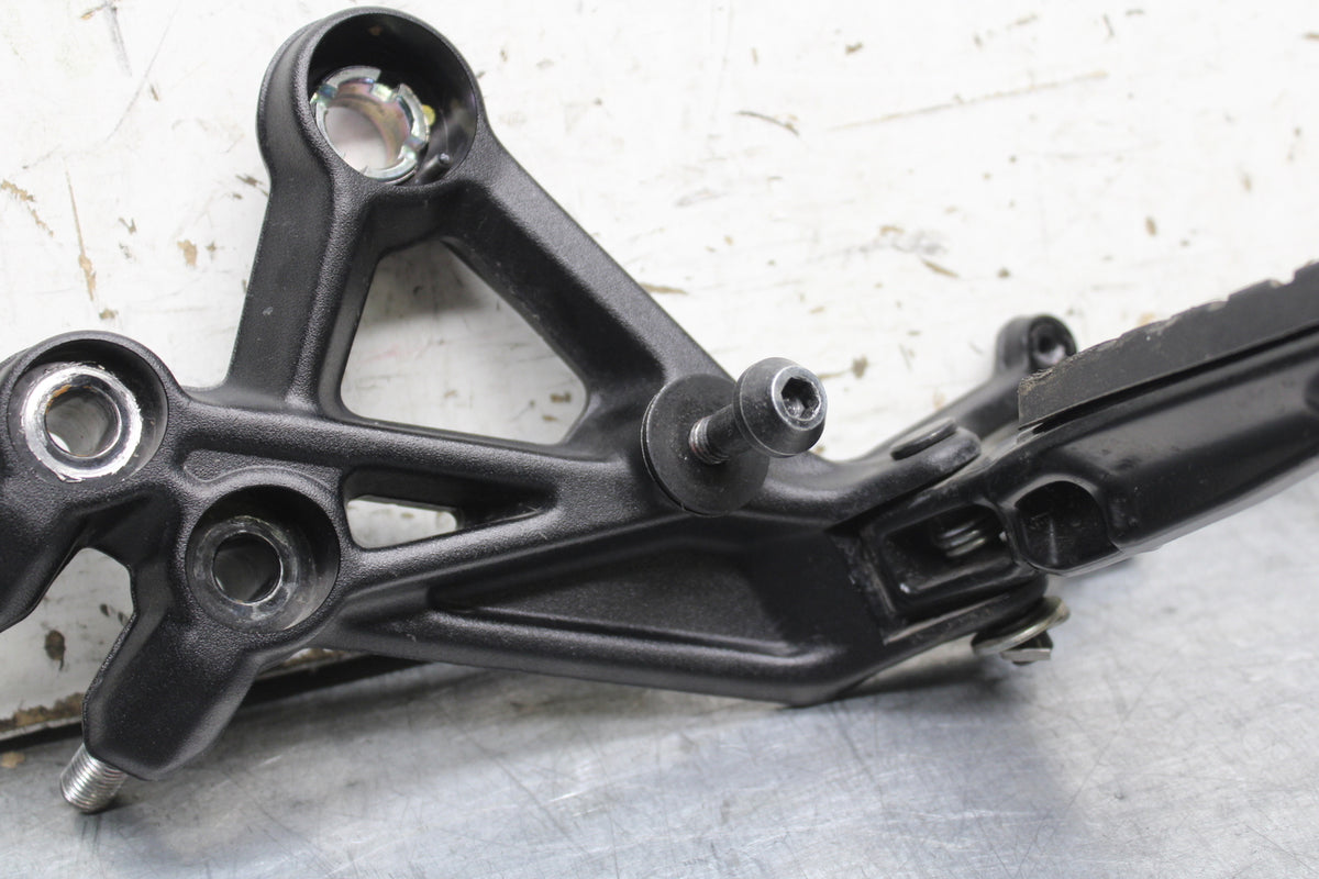 17-24 KTM 390 DUKE LEFT REARSET REAR SET DRIVER FOOT PEG REST STOP BB734