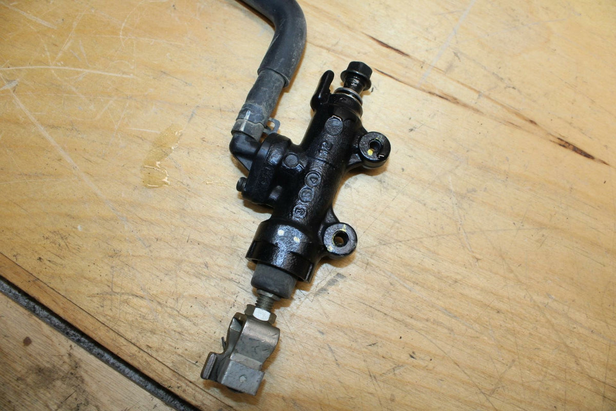 13-15 HONDA CBR500R REAR  BRAKE MASTER CYLINDER W RESERVOIR 43510-MGZ-D01 BB315