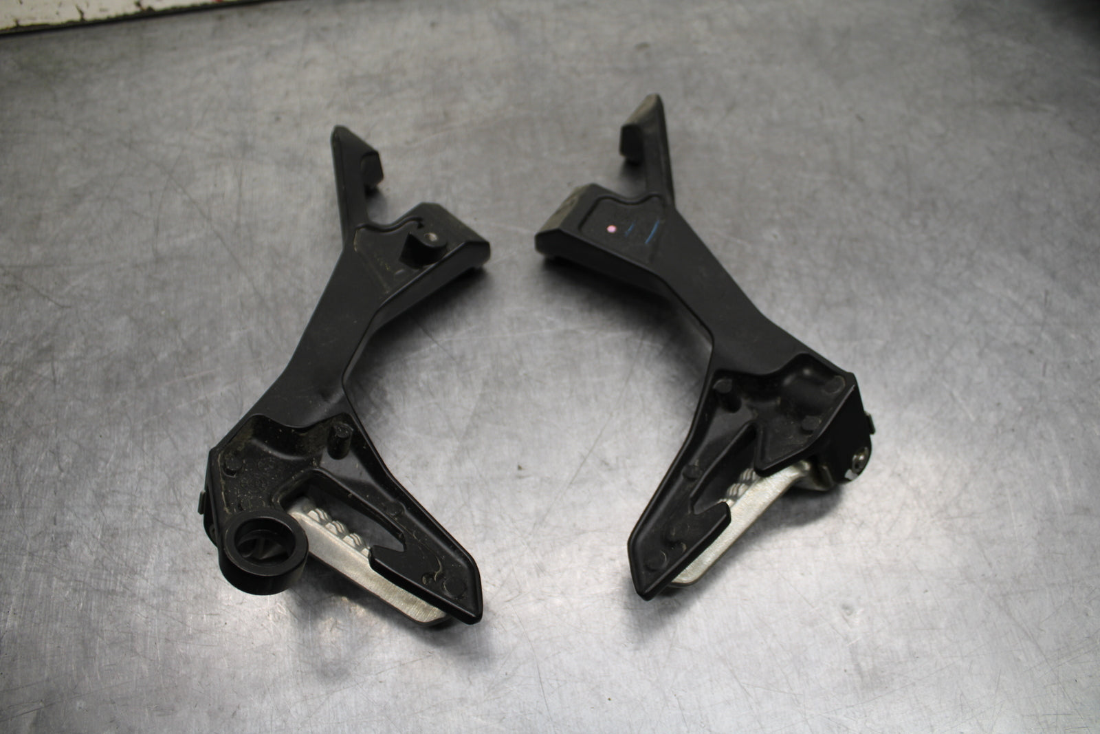 24 KAWASAKI NINJA 500 ABS REAR BACK PASSENGER PEG SET PAIR BB730