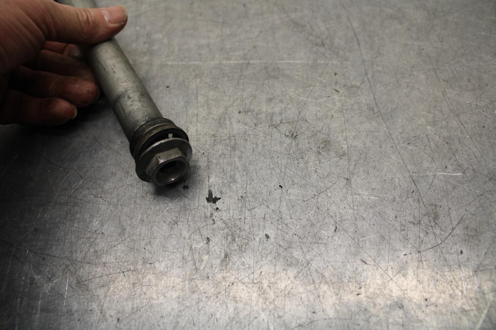 06-07 HONDA CBR1000RR FRONT WHEEL RIM AXLE PIVOT BOLT 44301-MCJ-000 BB75