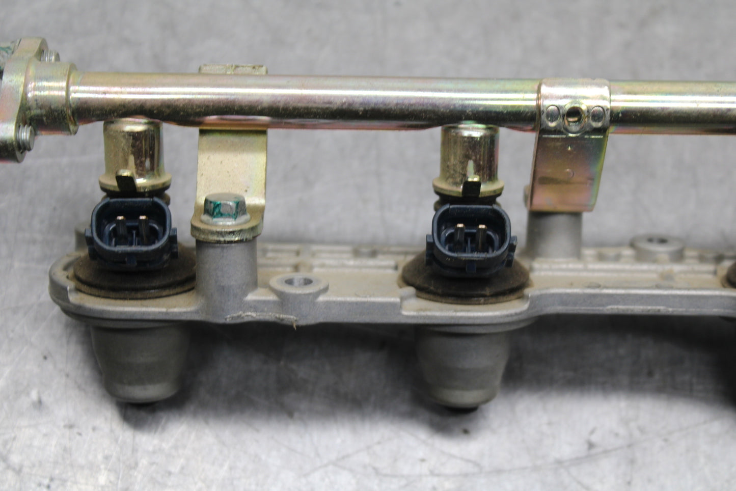 03-04 HONDA CBR600RR SECONDARY FUEL INJECTORS TOP AIRBOX GAS RAIL BB122