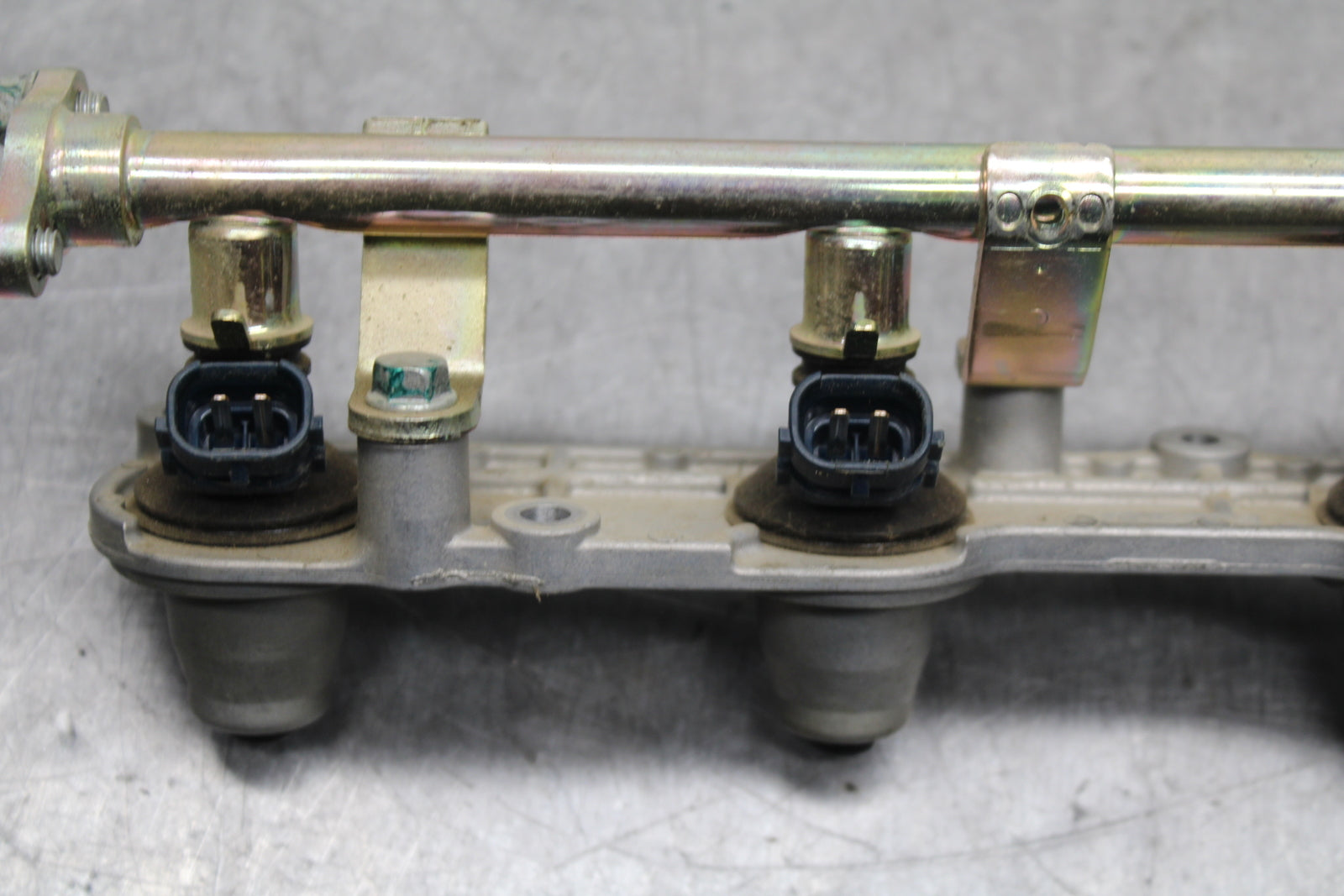 03-04 HONDA CBR600RR SECONDARY FUEL INJECTORS TOP AIRBOX GAS RAIL BB122